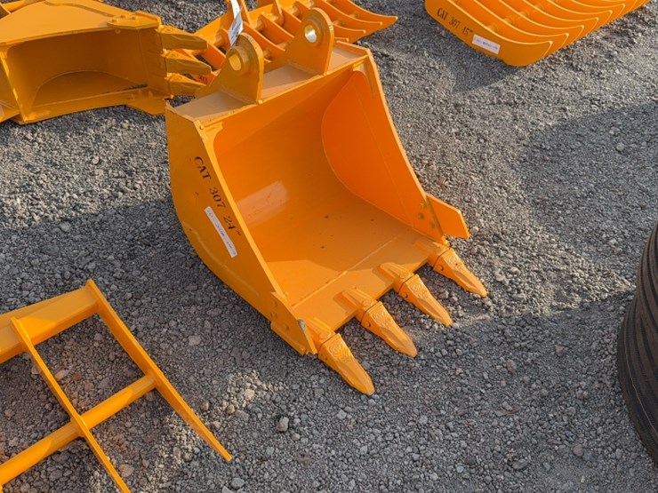 caterpillar-307-image-1