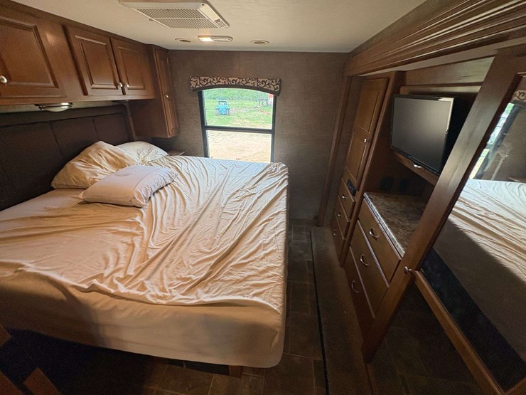 2014-ford-f-53-motorhome-image-28