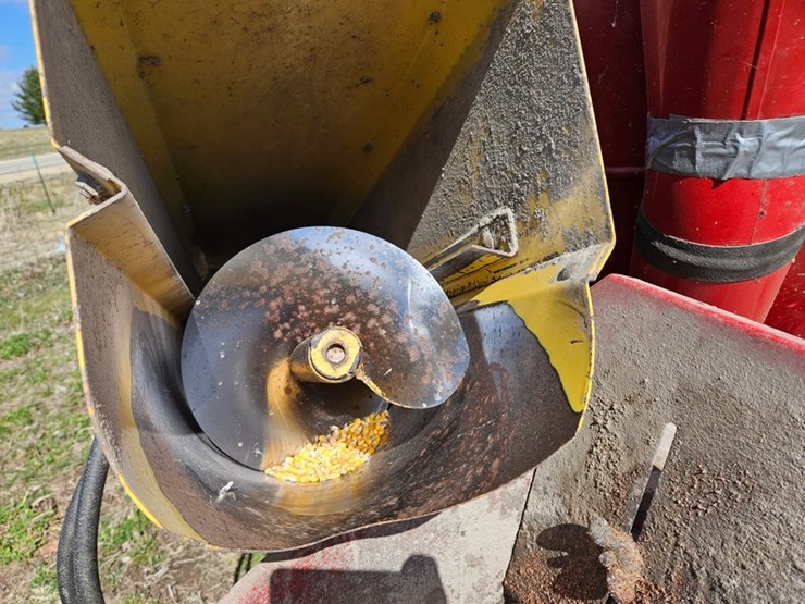 new-holland-355-image-22