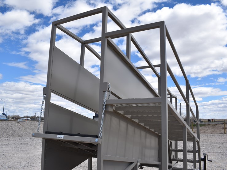 #1084-•-new-circle-t-portable-loading-chute-with-catwalk-image-12