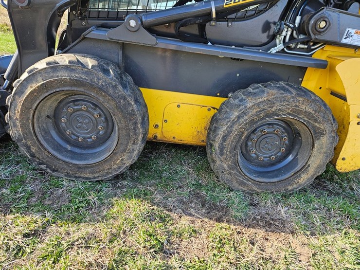 new-holland-l218-image-33