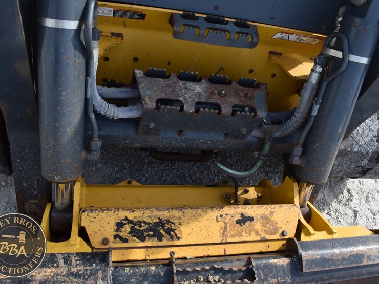 2021-deere-333g-image-17