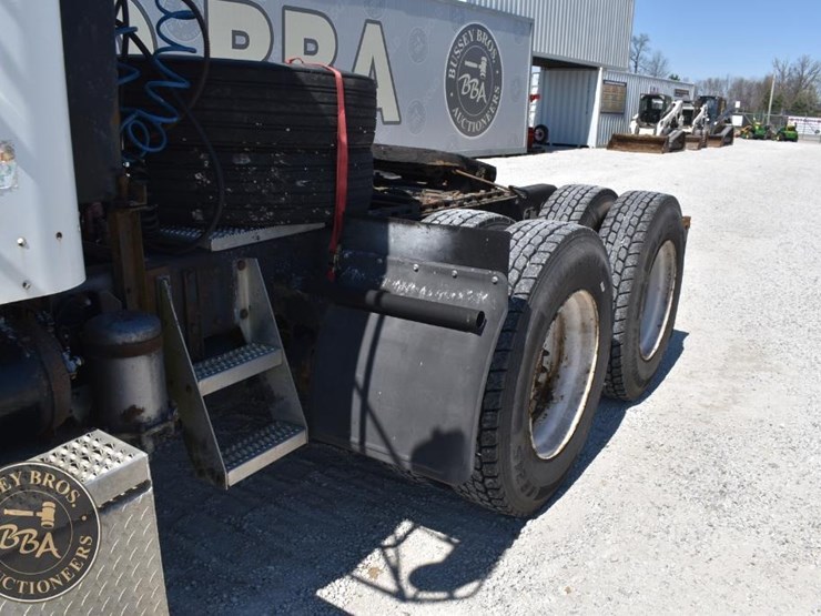 2002-peterbilt-385-image-19