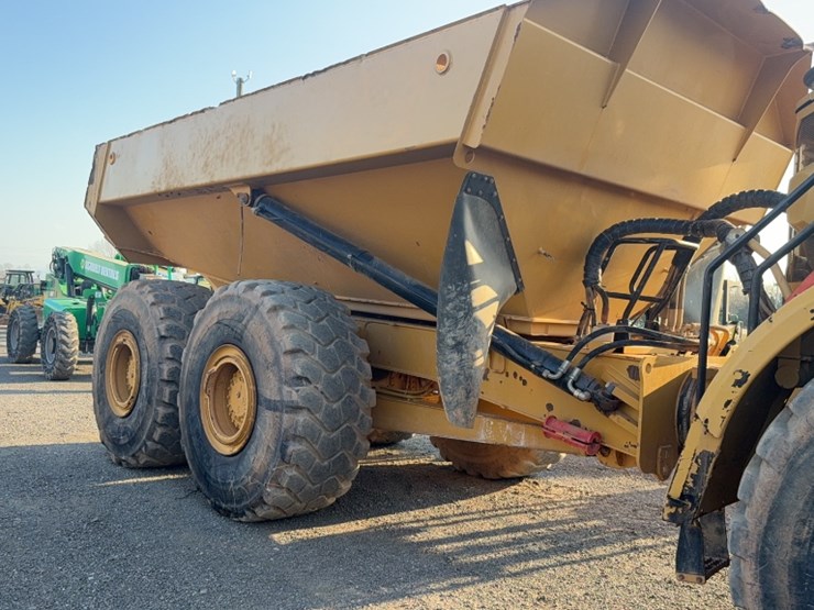 2016-caterpillar-745-image-4