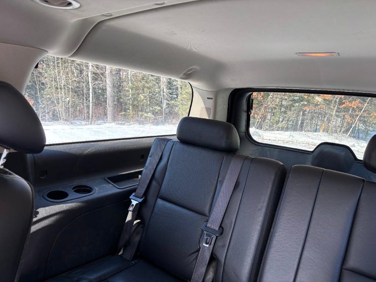 2009-chevrolet-suburban-image-20