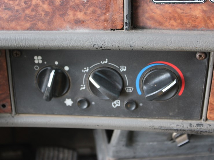 2004-kenworth-t800-image-47