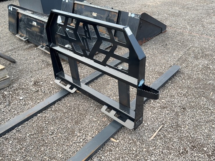 #2030-•-blue-diamond-42"-skid-steer-pallet-forks-image-2