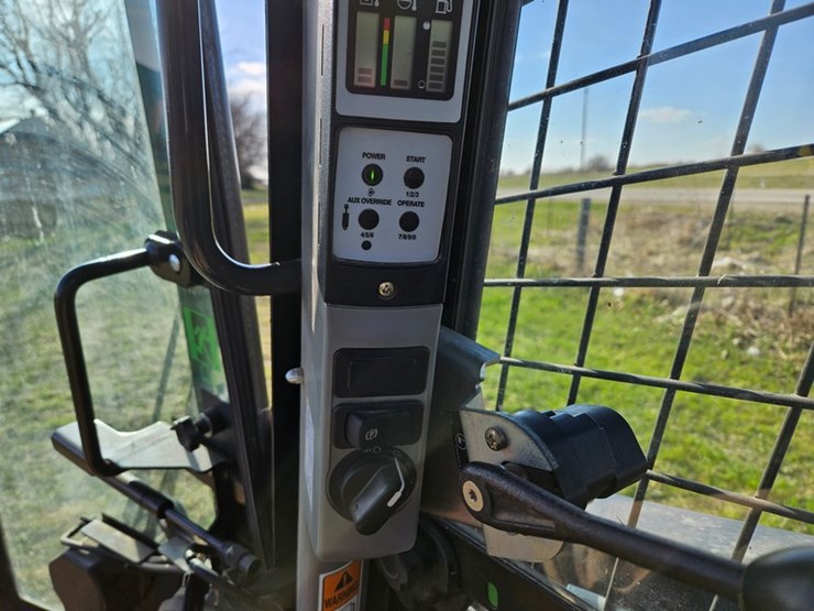 new-holland-l218-image-23