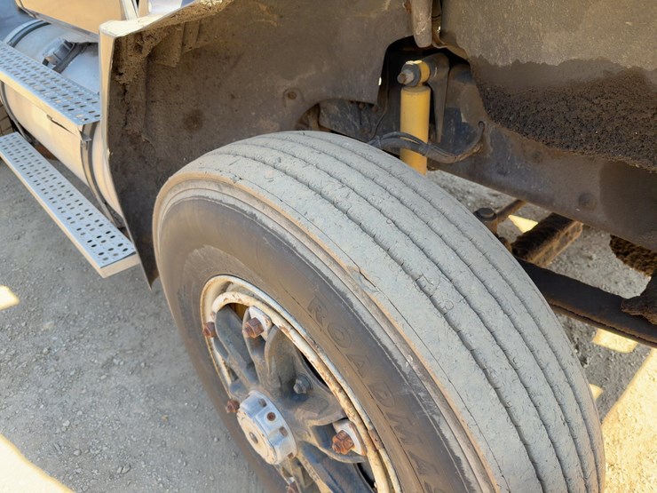 1999-freightliner-fl112-image-11