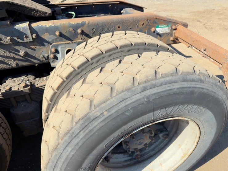 1999-freightliner-fl112-image-17