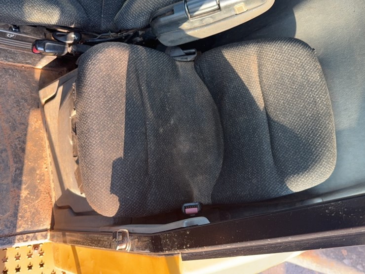 2016-caterpillar-745-image-17