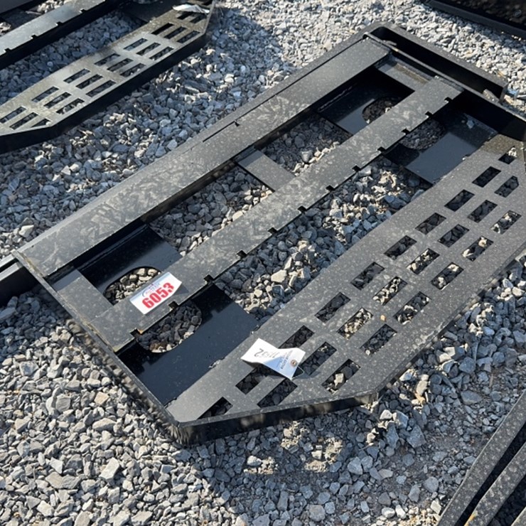 #6053 • FUTURE 48" SKID STEER PALLET FORKS