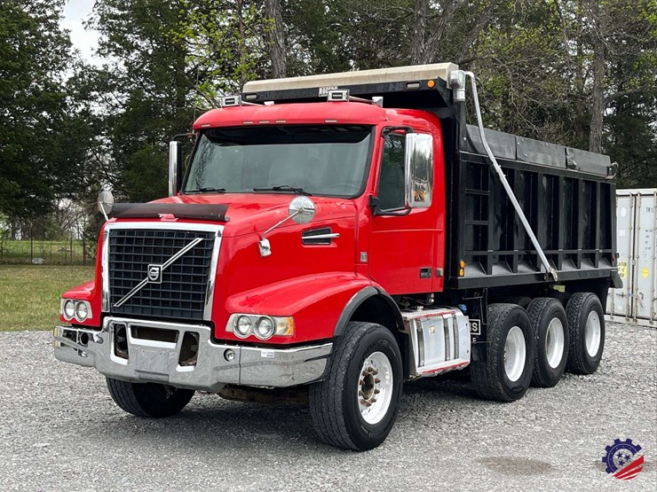 2011-volvo-truck-vhd-tri-axle-dump-truck-image-19