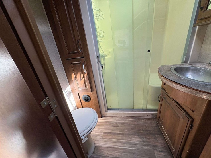 2016-forest-river-sabre-5th-wheel-travel-trailer-image-20