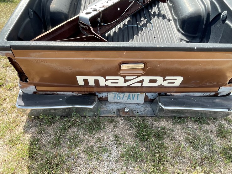#4049-•-mazda-truck-box-with-rear-axle-image-6