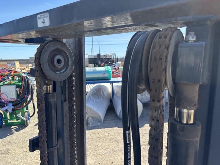 2011-nissan-mcp1f2a25lv-image-14