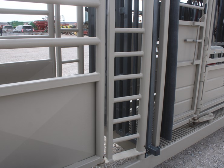 #1083-•-new-circle-t-portable-complete-cattle-processing-system-image-55