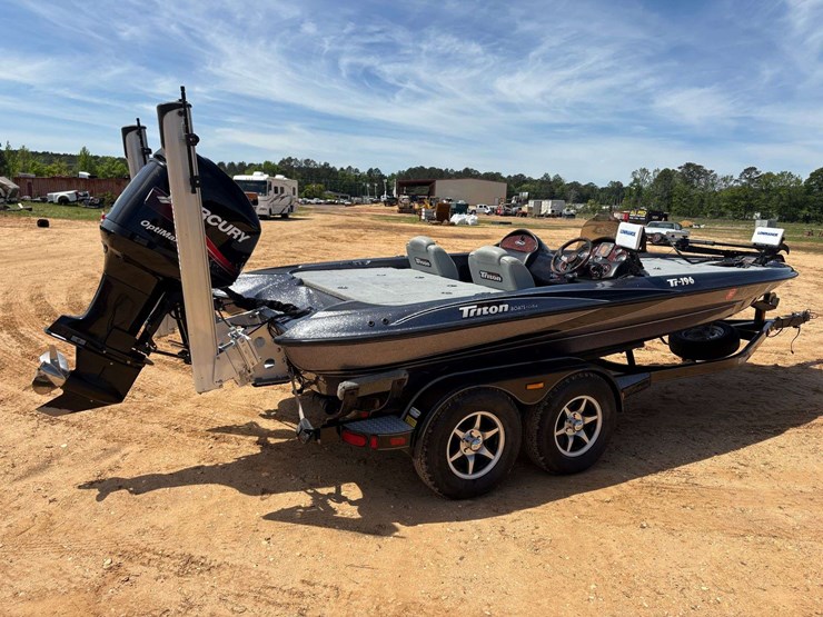 2005-triton-tr-196-w/-tandem-axle-boat-trailer-image-3