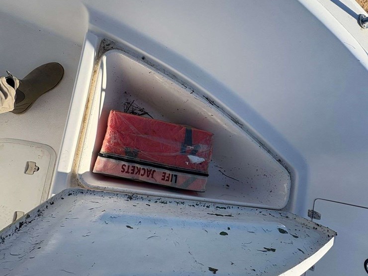 2001-cobia-center-console-saltwater-boat-image-11