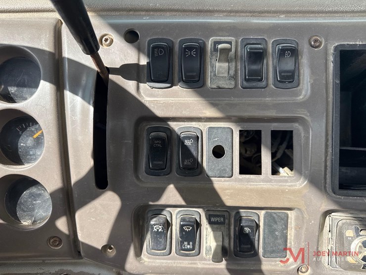 2001-mack-ch613-image-37