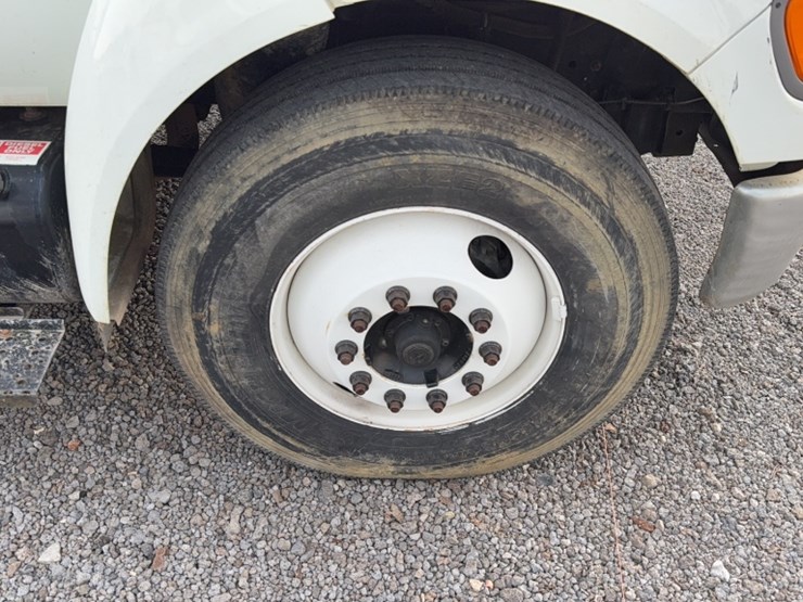 2006-ford-750-image-4