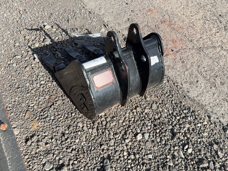 #2002-•-blue-diamond-18"-mini-excavator-tooth-bucket-image-3