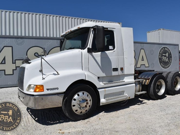 1999-volvo-vnl64t300-image-3