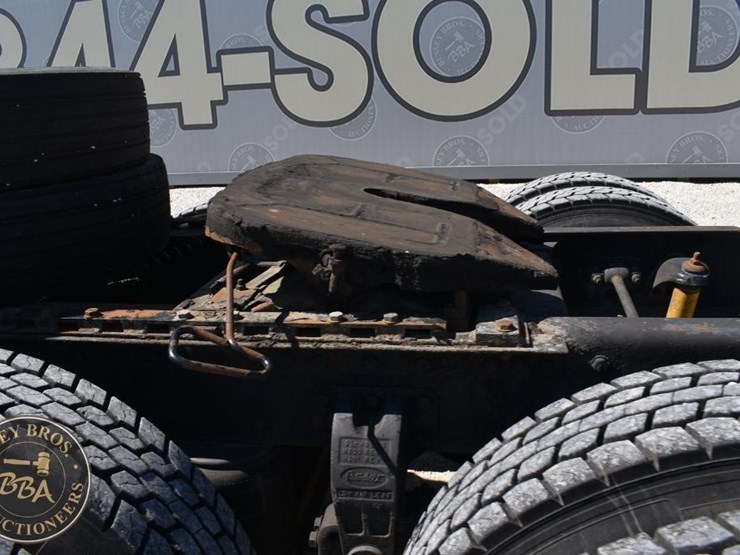 2002-peterbilt-385-image-22