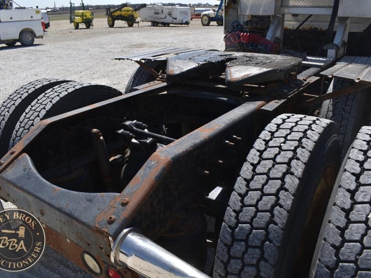 1999-volvo-vnl64t300-image-26