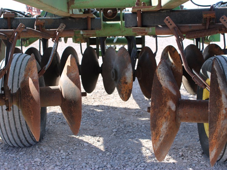 john-deere-235-image-23