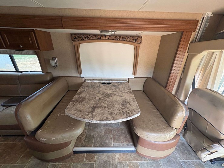 2014-ford-f-53-motorhome-image-21