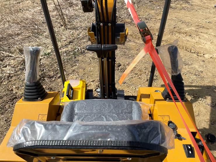 #901-•-new-land-hero-me18-mini-excavator-image-8