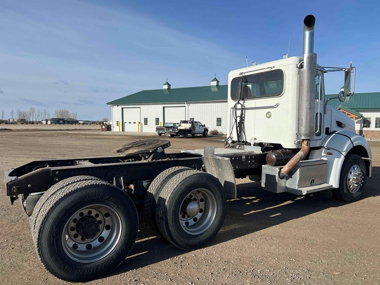 2008-peterbilt-384-image-5