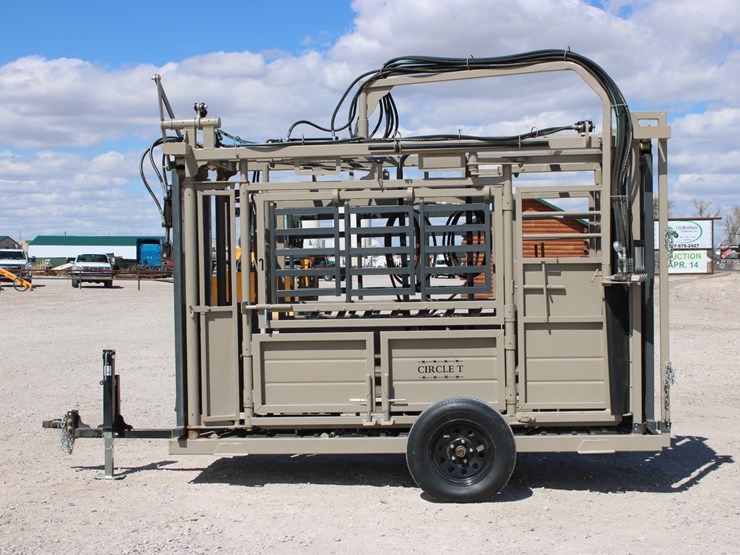 #1085-•-new-circle-t-portable-hydraulic-squeeze-chute-image-3