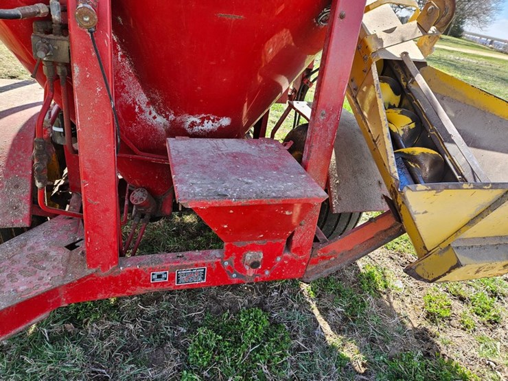 new-holland-355-image-31