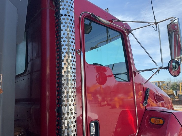 2003-kenworth-t300-image-6