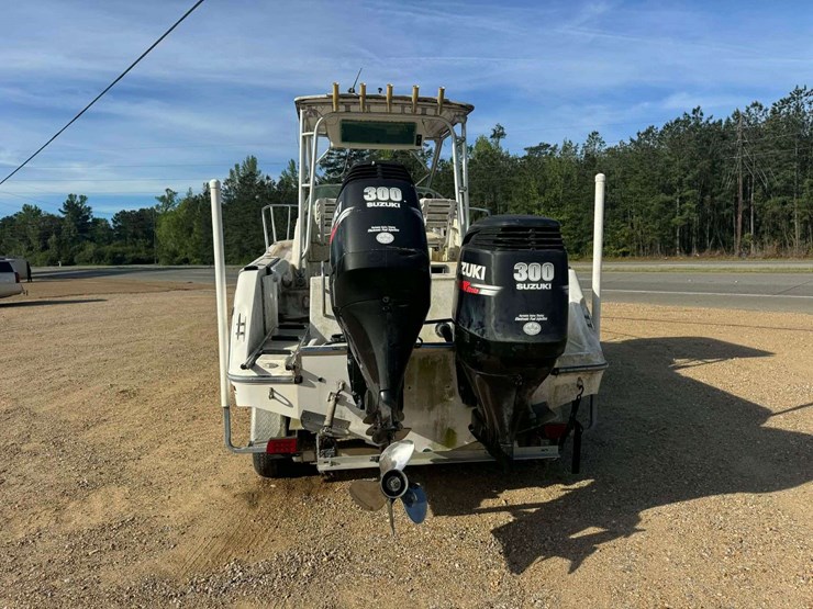robalo-2240-walkaround-yacht-boat-with-cabin-image-5