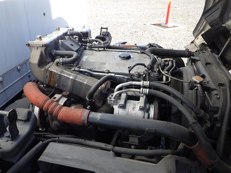 2010-isuzu-npr-image-11