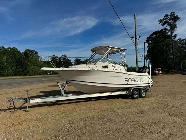 robalo-2240-walkaround-yacht-boat-with-cabin-image-2