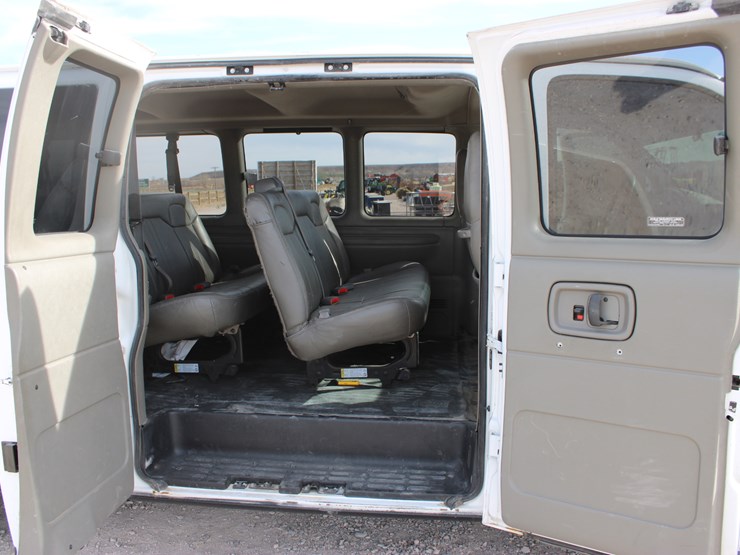 2001-chevrolet-express-3500-image-17