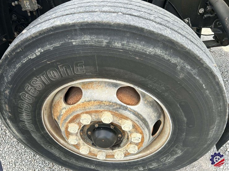 2013-ud-ud3300-s/a-garbage-truck-image-18