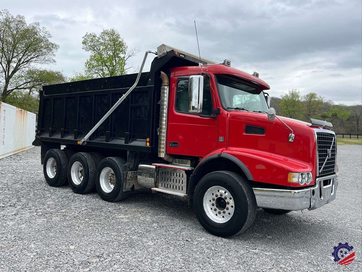 2011-volvo-truck-vhd-tri-axle-dump-truck-image-6