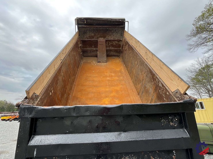 2011-volvo-truck-vhd-tri-axle-dump-truck-image-95