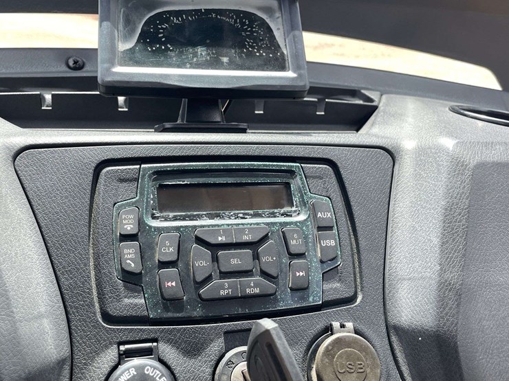 2023-bintelli-electric-6-seater-golf-cart-w/-on-board-charger-(38-miles-showing)-image-11