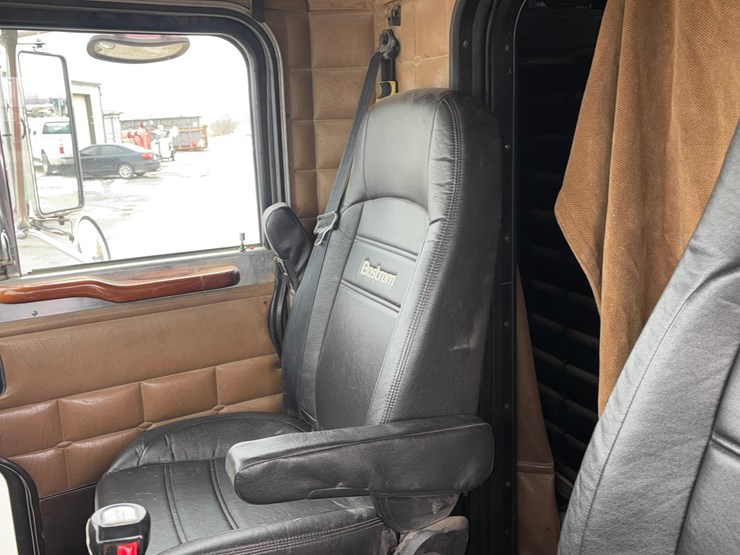 1991-peterbilt-379-sleeper-image-9