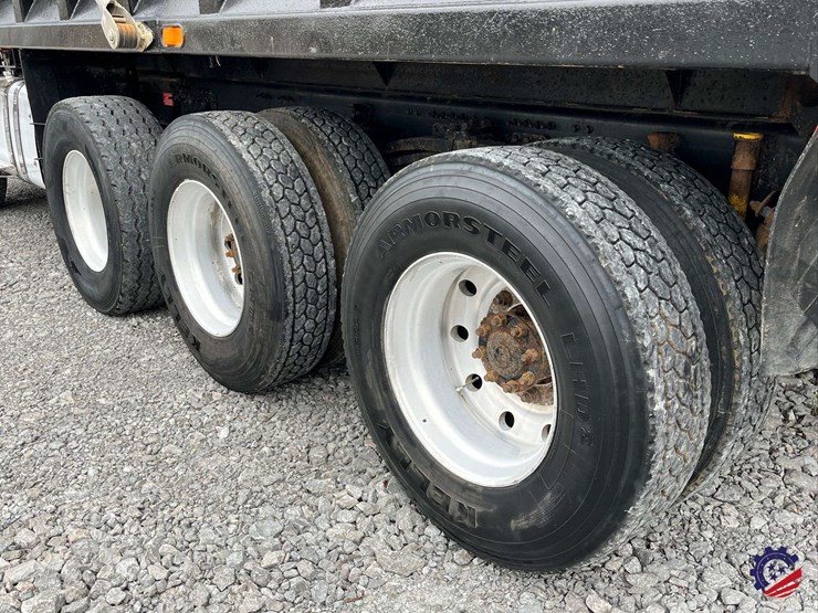 2011-volvo-truck-vhd-tri-axle-dump-truck-image-12