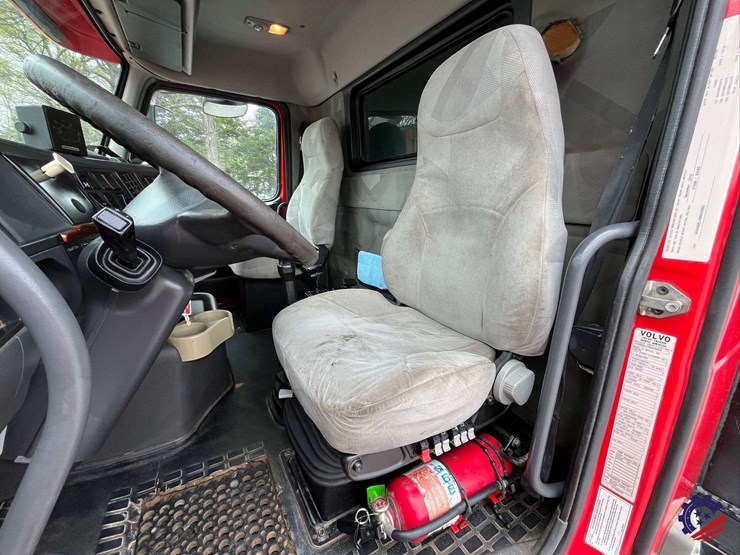 2011-volvo-truck-vhd-tri-axle-dump-truck-image-76