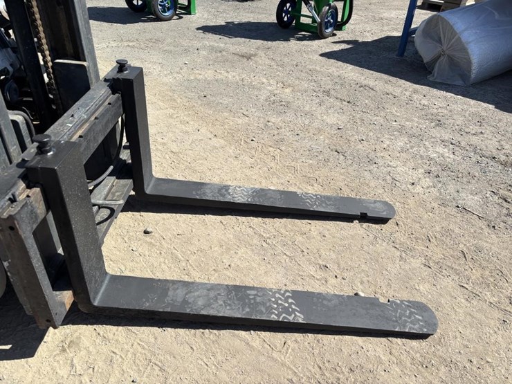 2011-nissan-mcp1f2a25lv-image-10