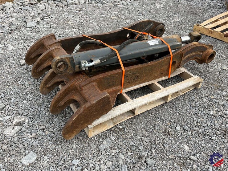 excavator-thumb-w/-hydraulic-cylinder-image-1