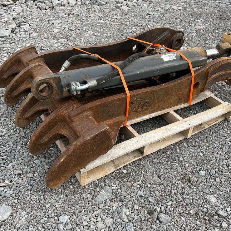 Excavator Thumb w/ Hydraulic Cylinder